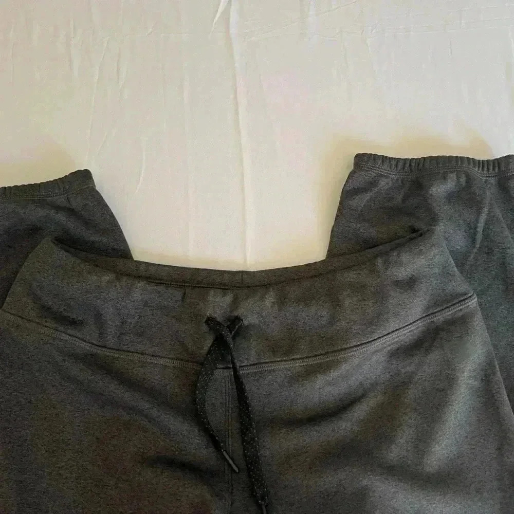 The North Face Women’s Large Capri pants/ sweatpants. Elastic cuff. Dark gray. - Picture 3 of 6